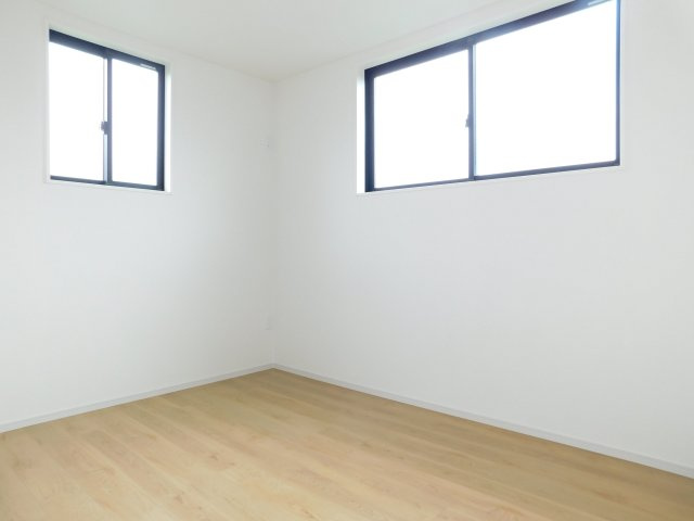 名古屋市中川区横前町の新築一戸建の洋室|◇洋室◇　　明るい洋室５．１帖　収納完備！