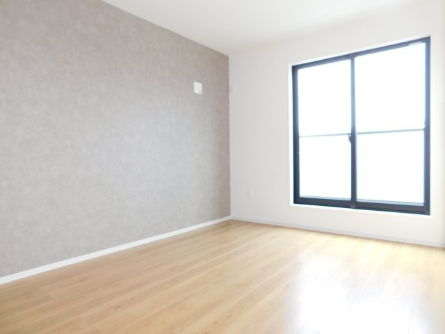 名古屋市中川区横前町の新築一戸建の洋室|◇洋室◇　　明るい洋室６．３帖　ウォークインクローゼット完備！　バルコニー付き♪　　