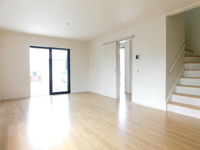 名古屋市中川区横前町の新築一戸建の居間・リビング|◇リビング◇　　明るいリビング１８．５帖　家族全員が集まってもなゆとりの空間♪