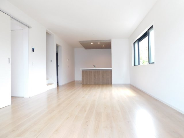 名古屋市中川区横前町の新築一戸建の居間・リビング|◇リビング◇　　明るいリビング１８．５帖　リビングの様子が見渡せる対面キッチン♪