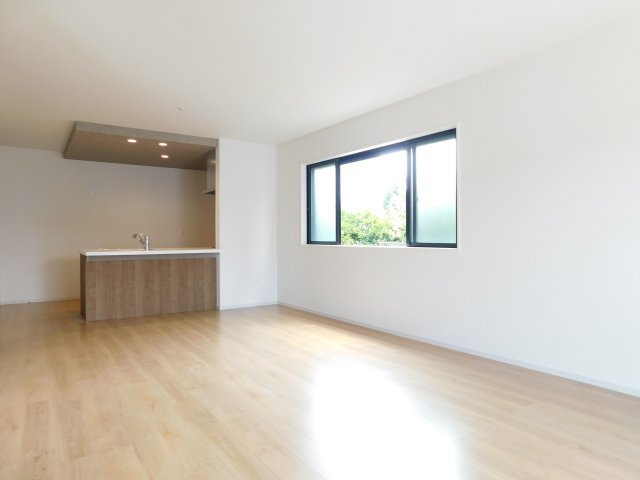 名古屋市中川区横前町の新築一戸建の居間・リビング|◇リビング◇　　明るいリビング１８．５帖　おしゃれな折下天井のフラットキッチン♪