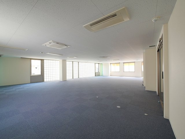 メディカル学園前の内装