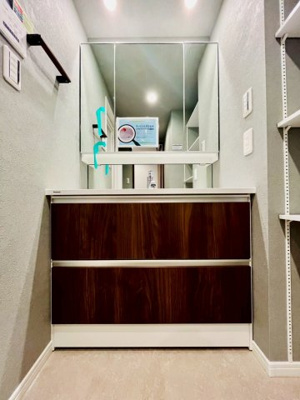 【独立洗面台】 | ステイツ城東グランプレイス | 日々の身支度に欠かせない独立洗面台。物の出し入れが楽な引き出しタイプです。