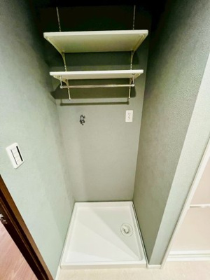 【ランドリースペース】 | ステイツ城東グランプレイス | 洗濯機上のデッドスペースも、可動棚が設置されていることで有効に活用できます！