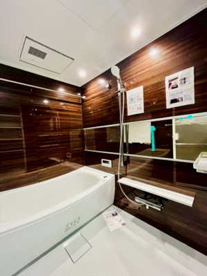 【浴室】 | ステイツ城東グランプレイス | 壁面が温かみを感じさせる木目調のリラックス空間。浴室暖房乾燥機完備で、お洋服の乾燥はもちろん、カビも発生しにくく清潔に使い続けられます！