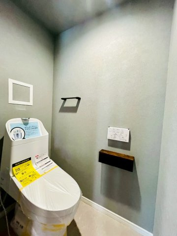 ステイツ城東グランプレイスのトイレ|温水洗浄便座完備の洋式トイレです。操作のしやすい壁面リモコンがうれしい仕様。