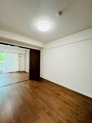 【洋室】 | ステイツ城東グランプレイス | 洋室（約6.0帖）：LDKとの一帯利用も可能なお部屋。間仕切りを開放すると、バルコニーからの光も取り込むことができ気持ちがいいです。