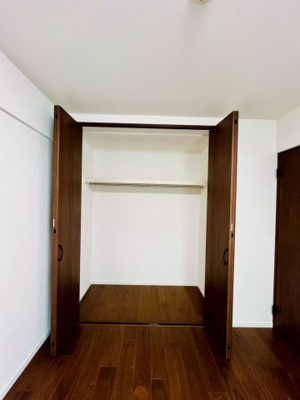 【収納】 | ステイツ城東グランプレイス | 洋室（約6.0帖）：奥行きもたっぷりのクローゼット収納。