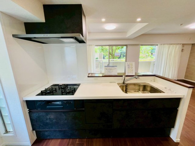 【キッチン】 | ステイツ城東グランプレイス | 開放感のある対面キッチンで、料理中も家族とのコミュニケーションがスムーズ。作業スペースも十分な使い勝手の良い設備です。