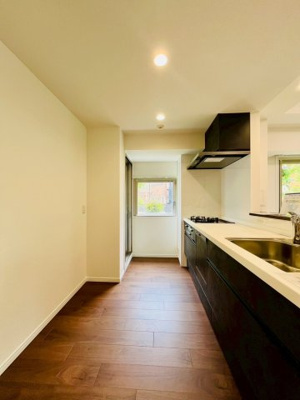 【キッチン】 | ステイツ城東グランプレイス | カップボードを置いてもまだまだ広いキッチンスペース。