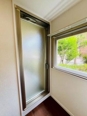 【キッチン】 | ステイツ城東グランプレイス | 東側のバルコニーに出ることができる勝手口があります。