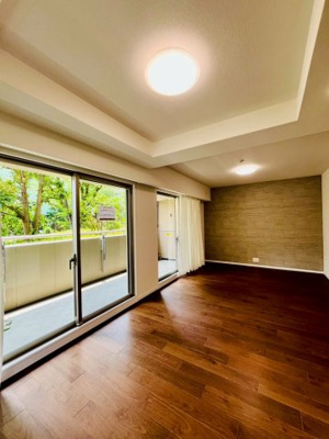 【居間・リビング】 | ステイツ城東グランプレイス | LDK（約17.3帖）：食事もくつろぎも、家族の時間をやさしく包むLDK空間。暮らしの中心になります。深いブラウンのフローリングが落ち着いた印象です。