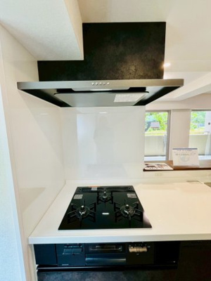 【キッチン】 | ステイツ城東グランプレイス | すっきり、スタイリッシュなデザインのレンジフード。