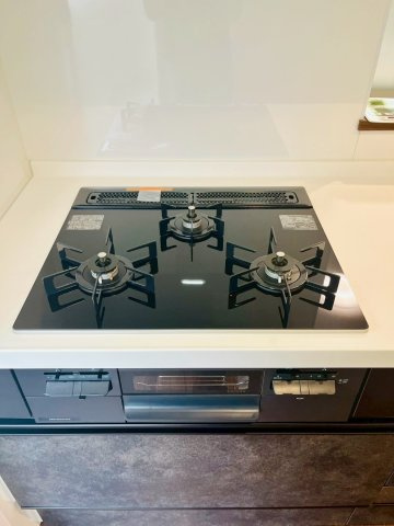 ステイツ城東グランプレイスのキッチン|三口コンロでお料理も効率的に進められます！