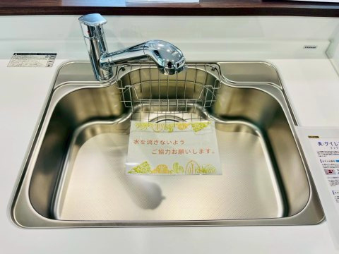 ステイツ城東グランプレイスのキッチン|水切りカゴがついたキッチンシンクです。
