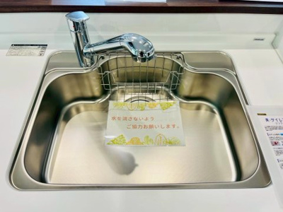 【キッチン】 | ステイツ城東グランプレイス | 水切りカゴがついたキッチンシンクです。