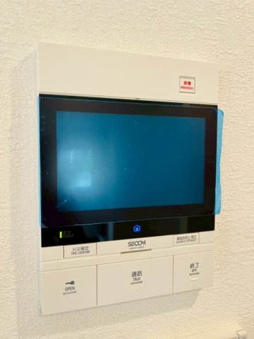ステイツ城東グランプレイスの防犯設備|来客時に姿が確認できるモニタ付きインターホン。
