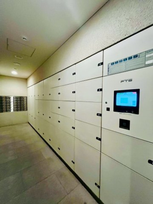 【設備】 | ステイツ城東グランプレイス | 非対面で荷物を受け取れる宅配ボックス。忙しい家庭にうれしい設備です。