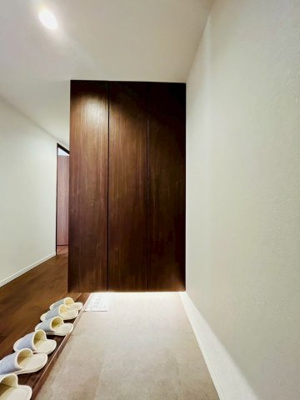 【玄関】 | ステイツ城東グランプレイス | 玄関には大容量のシューズボックスが設置されており、散らかりがちな玄関もスッキリ片付きます。