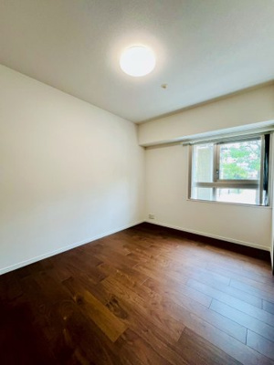 【洋室】 | ステイツ城東グランプレイス | 洋室（約6.7帖）：窓から植栽が見える明るい室内。