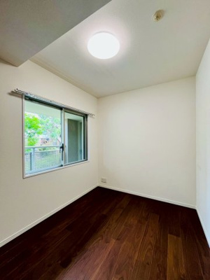 【洋室】 | ステイツ城東グランプレイス | 洋室（約4.5帖）：バルコニーに面した洋室です。