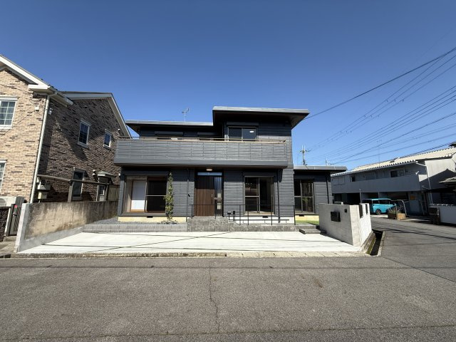 守山市金森町 中古戸建 天然木フルリノベーションの前面道路含む現地写真