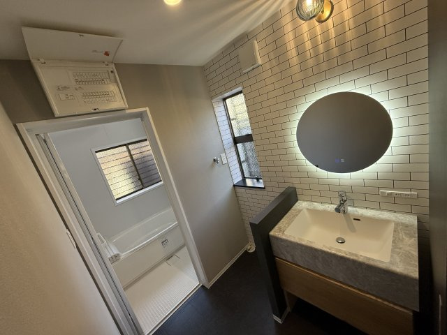 守山市金森町 中古戸建 天然木フルリノベーションの脱衣所