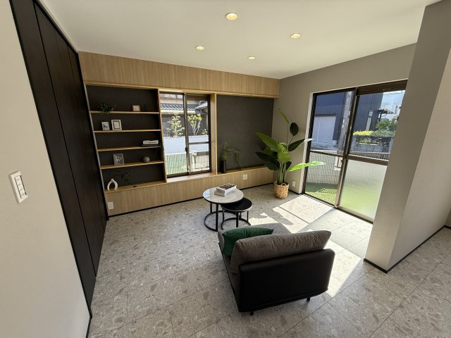 守山市金森町 中古戸建 天然木フルリノベーションの居間・リビング
