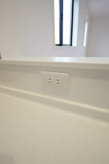 【設備】 | 【仲介手数料無料！！】川崎市麻生区多摩美1丁目　新築戸建て（全4棟）3号棟　3980万円 | キッチンにコンセント