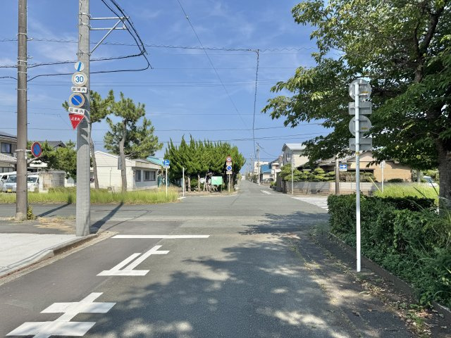 いろどりアイタウン中央区遠州浜２丁目　　3号棟の前面道路含む現地写真|駐車場から続く庭は広々！車通りも少なく、小さなお子様がいても安心して遊べる環境です！　