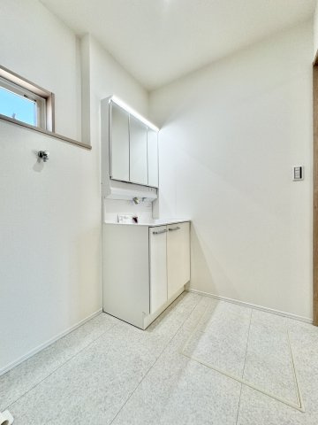 いろどりアイタウン中央区遠州浜２丁目　　3号棟の脱衣所|洗面室も広々！お子様と一緒に入っても圧迫感を感じません！　