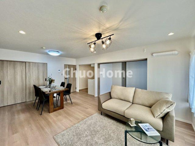 【エントランス】 | 南砂四丁目住宅 | 【エントランス】マンションのエントランスは、その物件の印象を決める、顔とも言える場所です。毎日通る場所ですからきれいなのが一番です。エントランス内はオートロックですので暮らしの安全も確保されています。