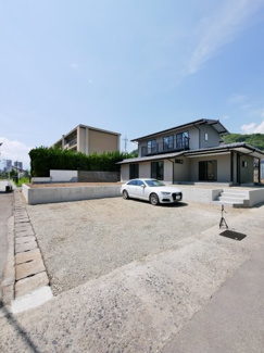 【外観】 | 車3台駐車可能な贅沢なスペースを確保