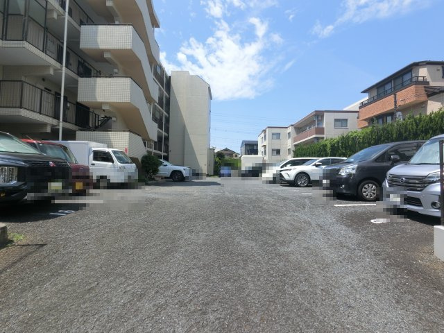 ソシアル末広の駐車場