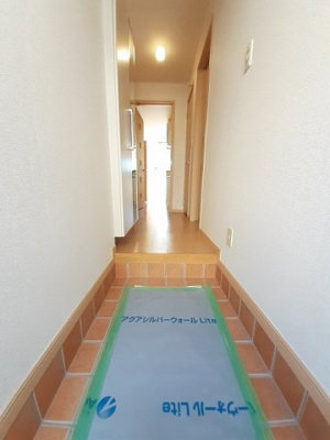 【玄関】 | カーサ・ミトモⅡ | 収納もある玄関です