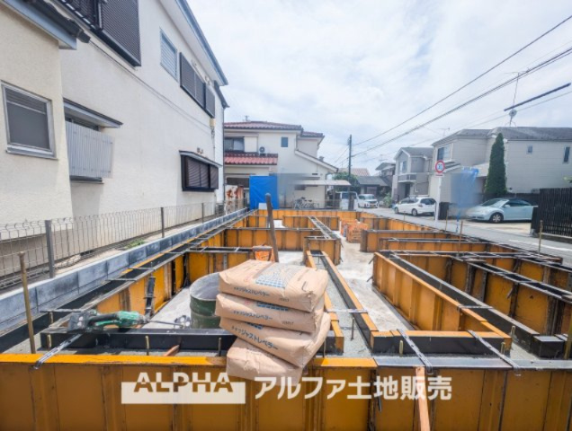 日野市西平山5丁目新築戸建の外観|【Parking for 2 cars】
◆駐車場2台分◆「車が増えそう」「1台は月極駐車場に停めている」など、駐車スペースに関するお悩みがある方におすすめ。