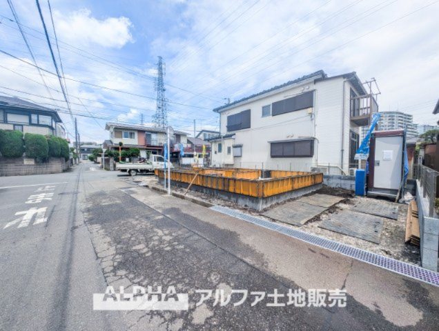 日野市西平山5丁目新築戸建の前面道路含む現地写真|【wide road】
◆前面道路6ｍ◆とゆったりしていますので、お車の出し入れも容易に行えます。
