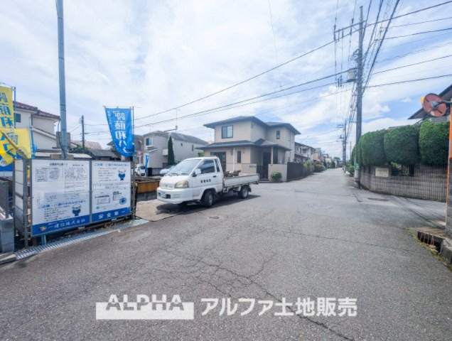 日野市西平山5丁目新築戸建の前面道路含む現地写真|【House of the Sun】
◆明るい家◆太陽の温かな光がお家全体を照らす。そこには目を輝かせ笑顔で見つめてくれる君がいて、「ただいま」の言葉がこだまする。そんな君の瞳に恋している。