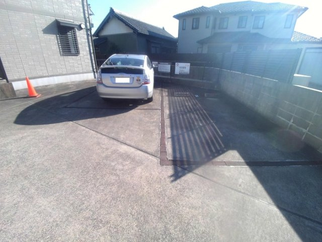 アヴェクアンシエンの駐車場