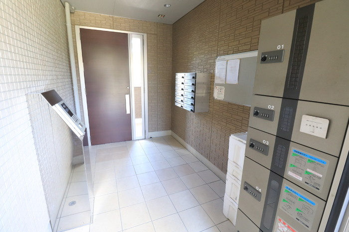 プラムスクエアのエントランス|エントランス（オートロック・集合ポスト・宅配ボックス）