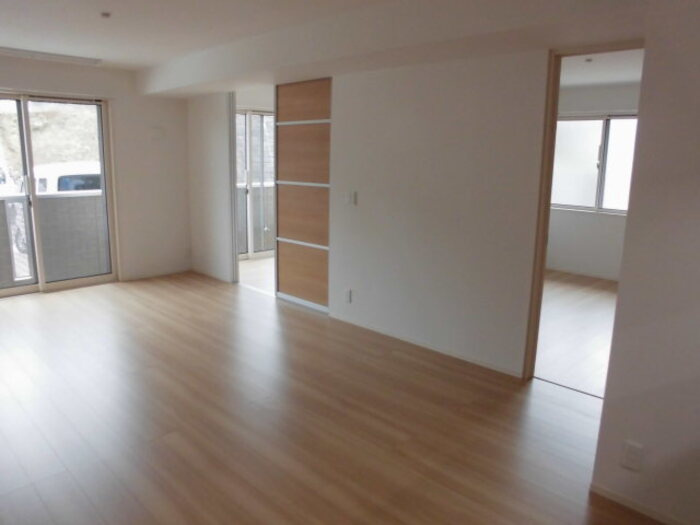 プラムスクエアの居間・リビング|105 LDK-２つの洋室