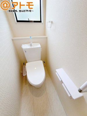 【トイレ】 | 焼津市高新田　新築戸建　2号棟 | 窓もあって換気もしっかりできる清潔感のあるトイレです♪