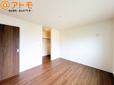【寝室】 | 焼津市高新田　新築戸建　2号棟 | 収納スペースもしっかり確保したお部屋は、収納家具の数も減らせるのでお部屋を広く使えます！