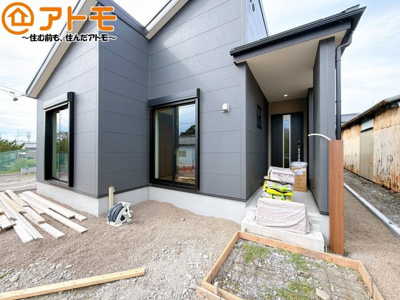 【玄関】 | 焼津市高新田　新築戸建　2号棟 | 落ち着いた色合いの玄関はダブルロックで防犯性に優れた仕様になっています♪