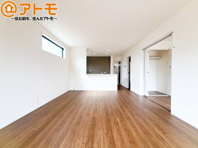 【居間・リビング】 | 焼津市高新田　新築戸建　2号棟 | 家族団らんのイメージは、リビングを思い浮かべませんか？リビングこそ広々としたお部屋が良いですね♪
