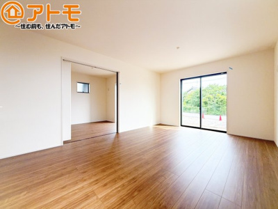 【居間・リビング】 | 焼津市高新田　新築戸建　2号棟 | 日当たりのよいリビングは、一年を通してぽかぽかとしています。家族が自然と集まる空間になりそうですね♪
