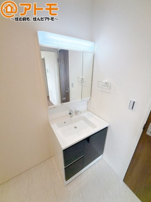 【独立洗面台】 | 焼津市高新田　新築戸建　2号棟 | 三面鏡の中は収納になっているため、スッキリとした洗面台を保つことができます♪