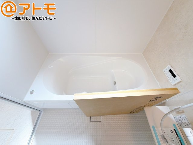 【浴室】 | 焼津市高新田　新築戸建　1号棟 | お子様やお年寄りが使いやすいだけでなく、半身浴にも便利なベンチタイプの湯舟です。お湯の節約にも！