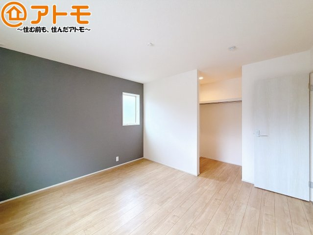 【寝室】 | 焼津市高新田　新築戸建　1号棟 | アクセントクロスが印象的なお部屋です。お気に入りの家具に囲まれてゆったり過ごしたいですね♪