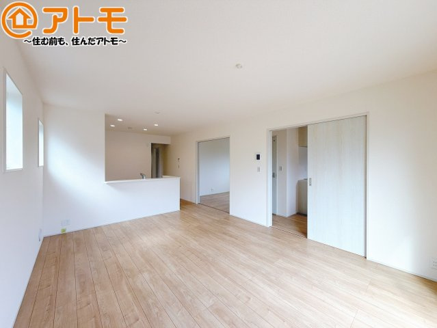【居間・リビング】 | 焼津市高新田　新築戸建　1号棟 | 家族団らんのイメージは、リビングを思い浮かべませんか？リビングこそ広々としたお部屋が良いですね♪